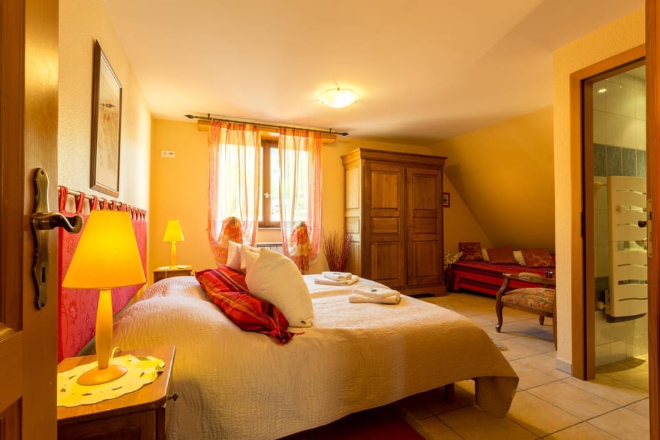 Bed, Bedroom, towels