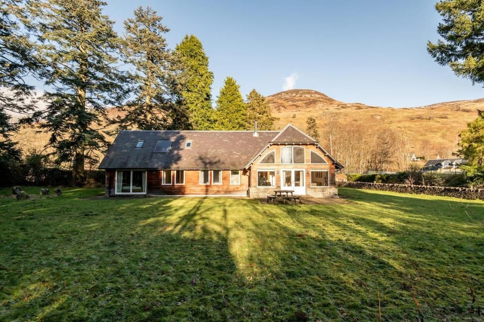 Property building, Spring, Day, Natural landscape, Garden, Garden view, Mountain view