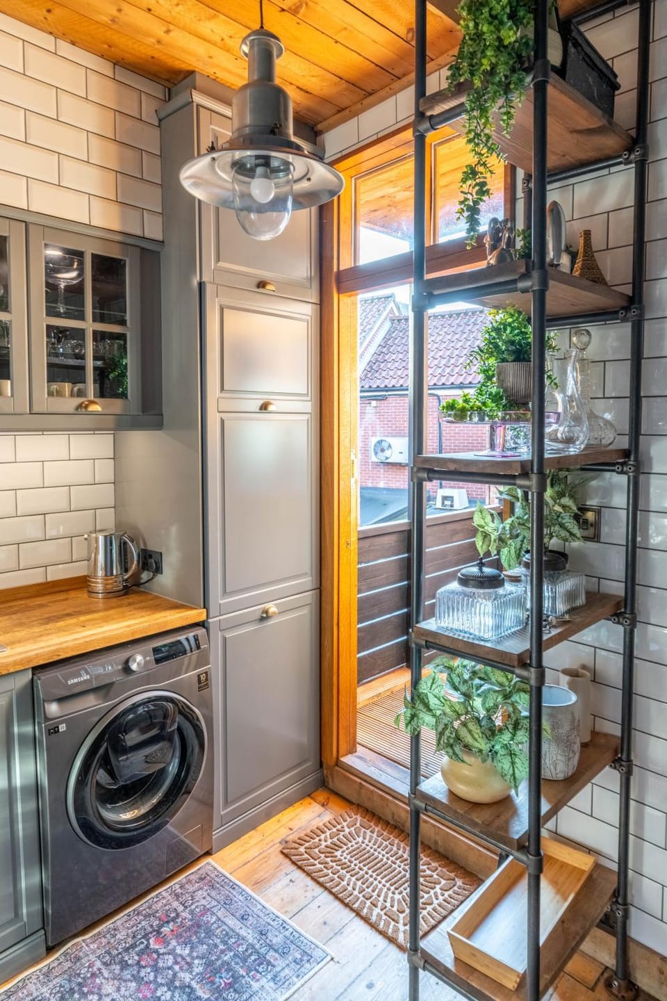 Kitchen or kitchenette, dishwasher, oven, pet friendly, stove, washing machine