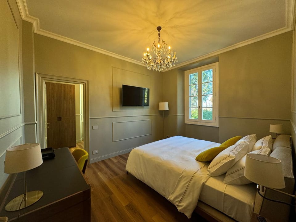 Bed, TV and multimedia, Photo of the whole room, Bedroom