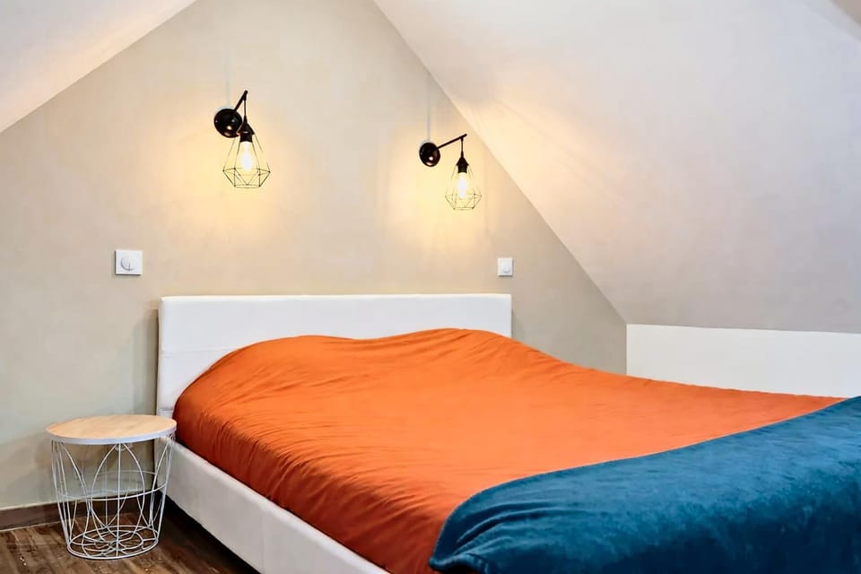 Bed, Photo of the whole room, Decorative detail, Bedroom
