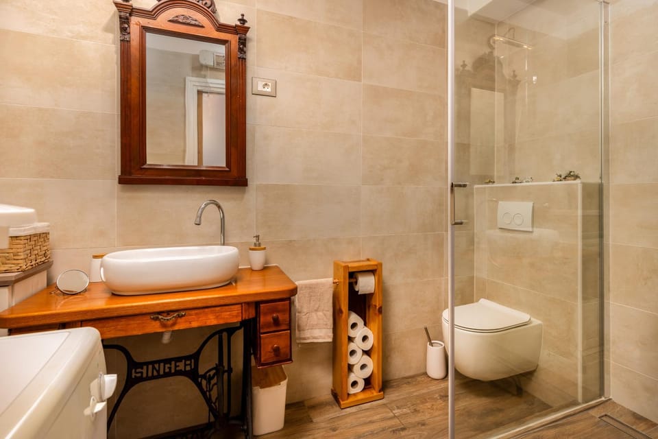 Shower, Toilet, Bathroom, towels