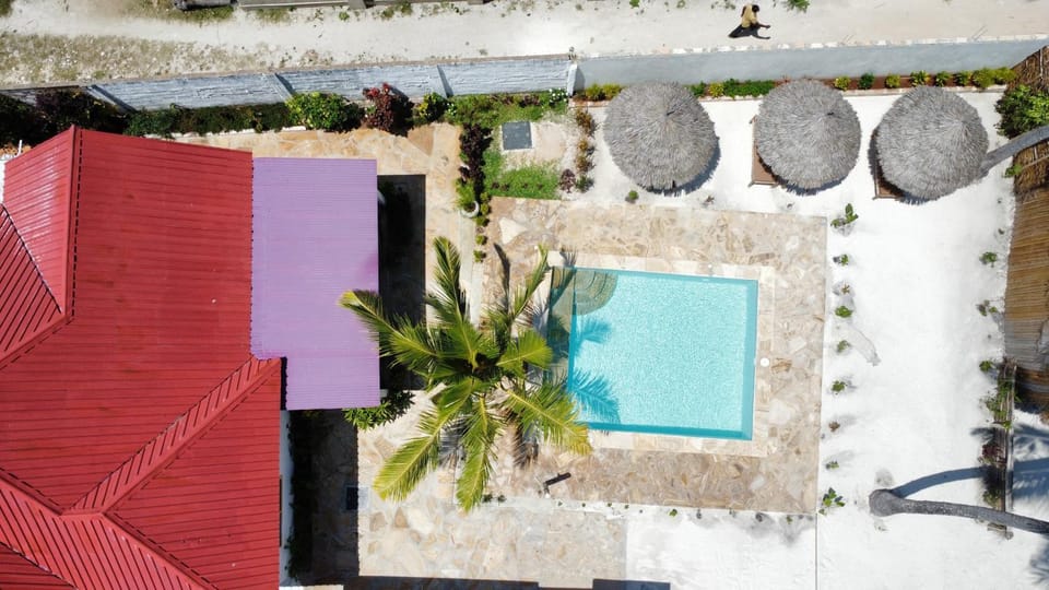 Property building, Day, Swimming pool