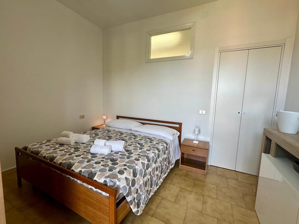 Bed, Kitchen or kitchenette, Photo of the whole room, Bedroom, towels, wardrobe