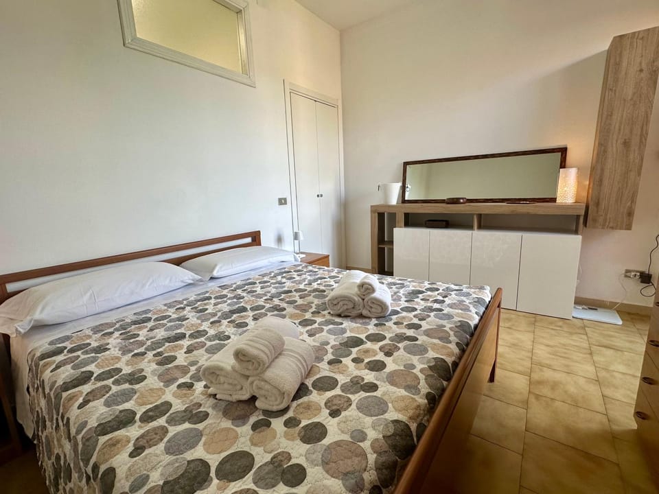 Bed, TV and multimedia, Photo of the whole room, Bedroom, towels, wardrobe