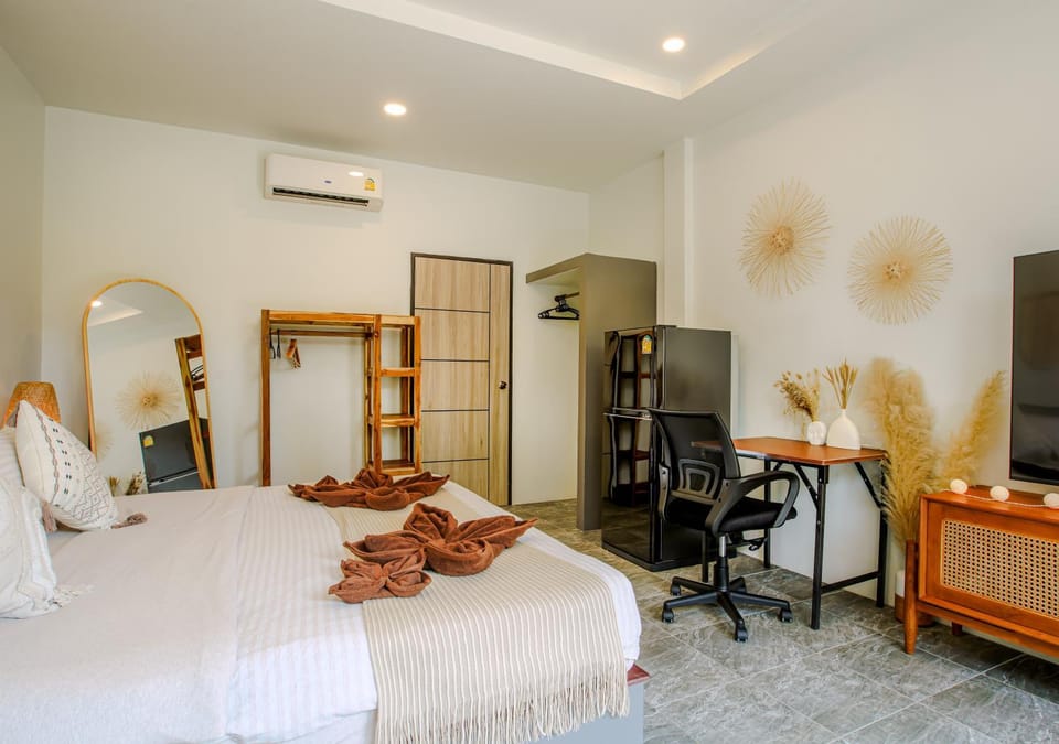 Bed, TV and multimedia, Living room, Photo of the whole room, Seating area, Bedroom, wardrobe, air conditioner