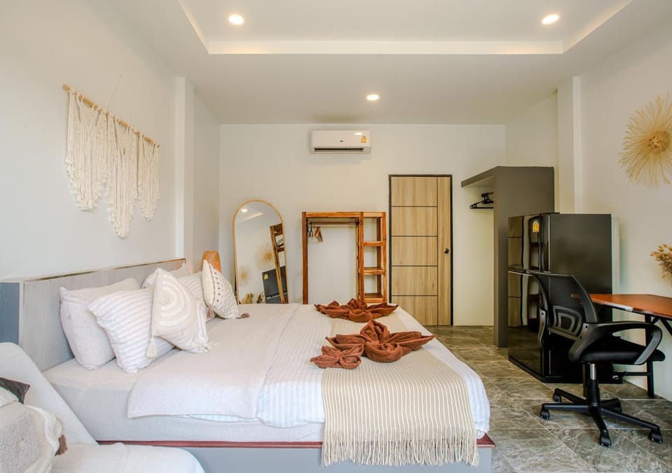 Bed, Living room, Photo of the whole room, Seating area, Bedroom, wardrobe, air conditioner