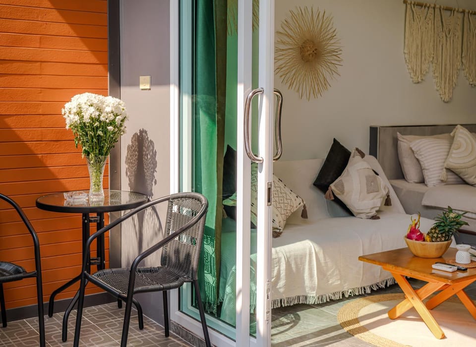 Patio, Balcony/Terrace, Living room, Photo of the whole room, Seating area, Dining area