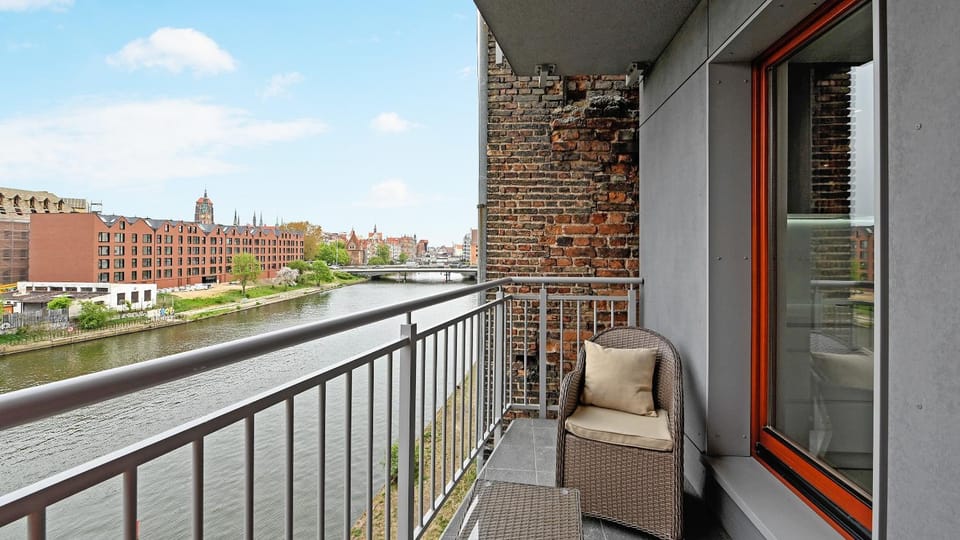 Property building, Day, View (from property/room), Balcony/Terrace, Seating area, City view