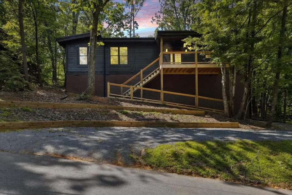 Bearodise by Beyond Expectations w Hot Tub House in Gatlinburg