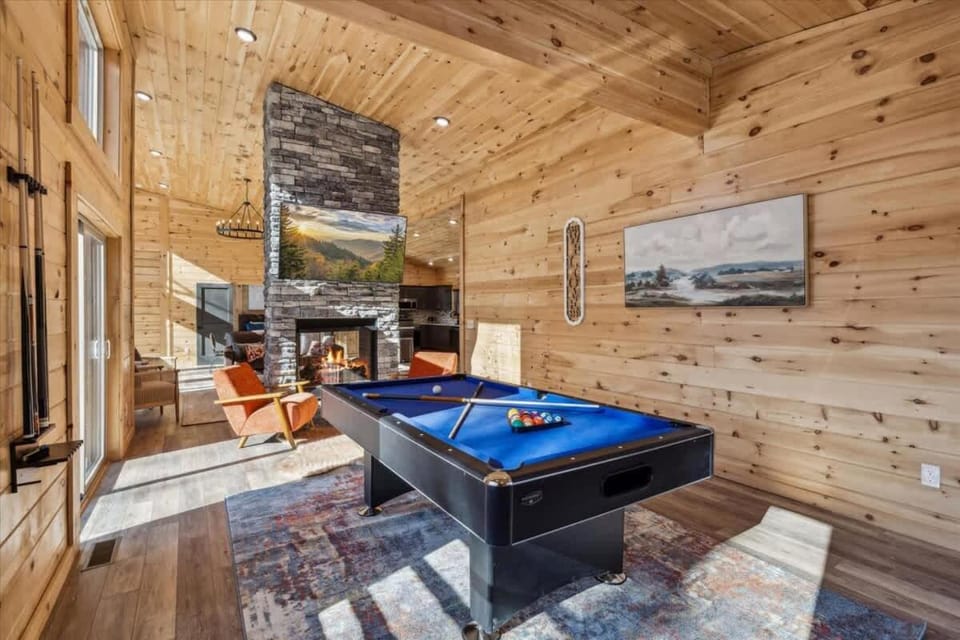 Bearodise by Beyond Expectations w Hot Tub House in Gatlinburg