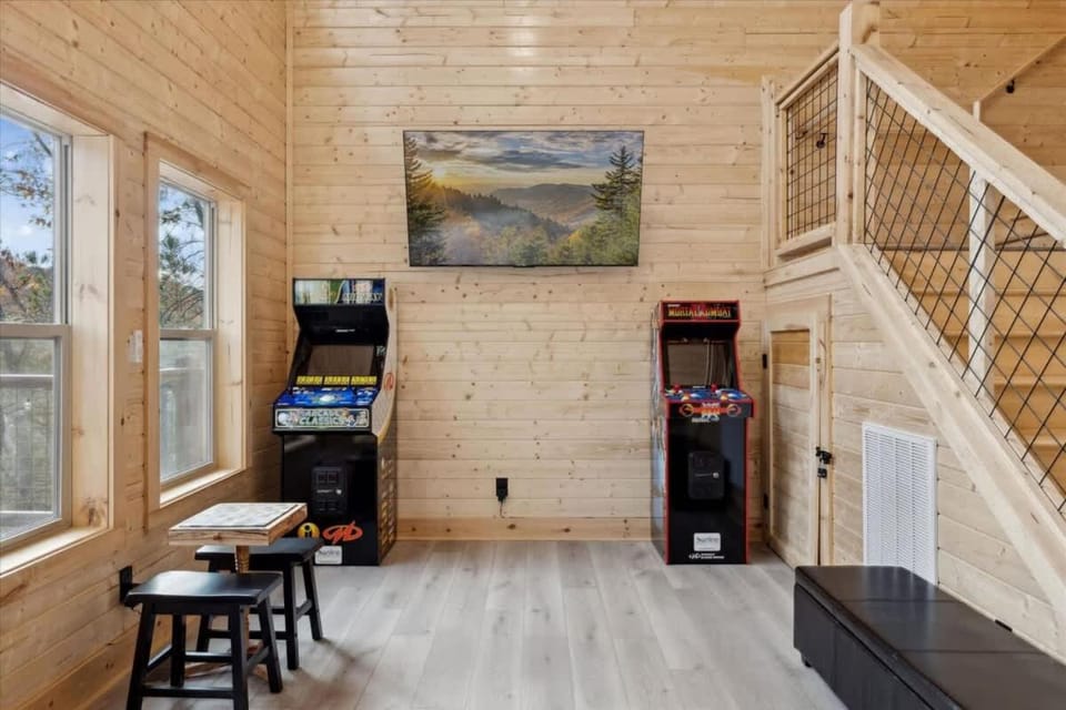 Green & Black Bear Cabins By Beyond Expectations Cabin in Gatlinburg