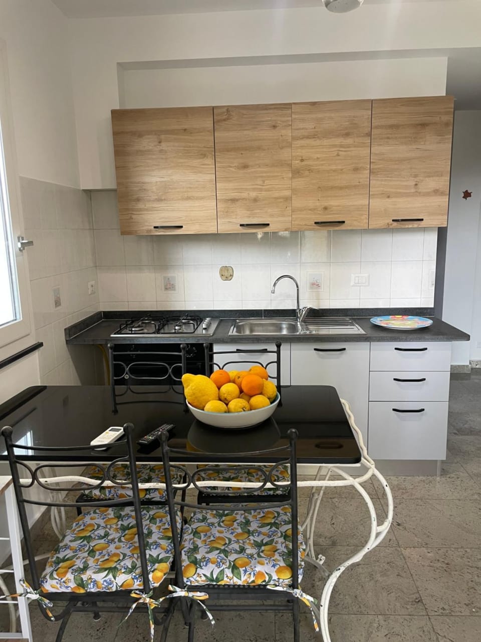 Kitchen or kitchenette, Dining area, stove