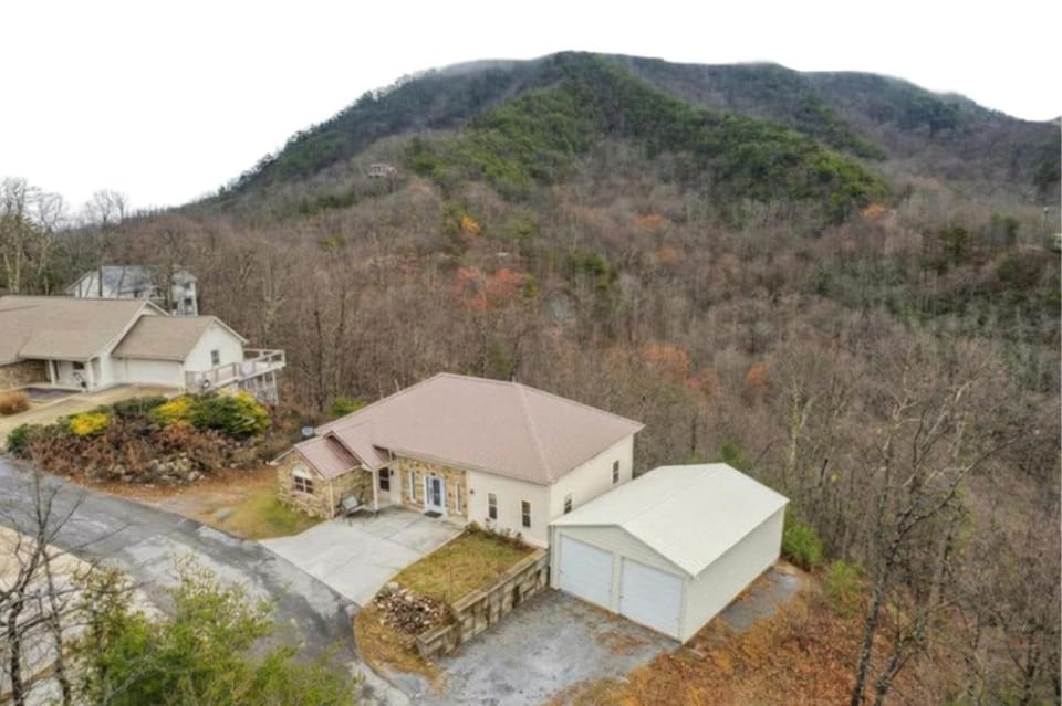 Hawks Nest by Beyond Expectations w Hot Tub House in Sevier County