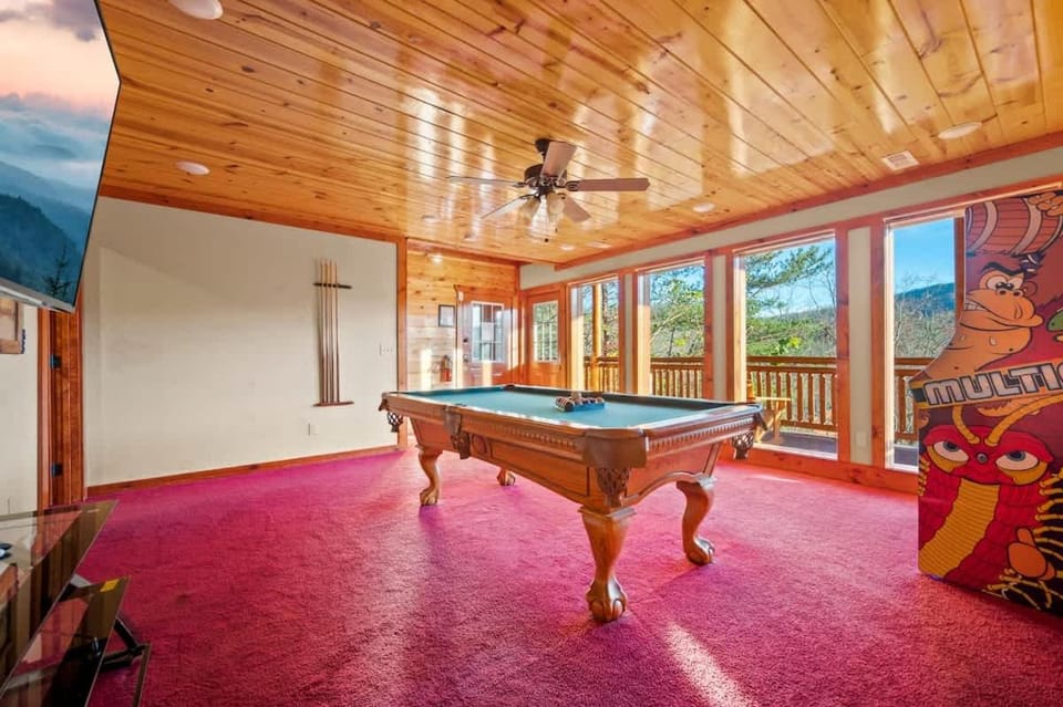 Paradise Pointe Pool Lodge by Beyond Expectations House in Sevier County