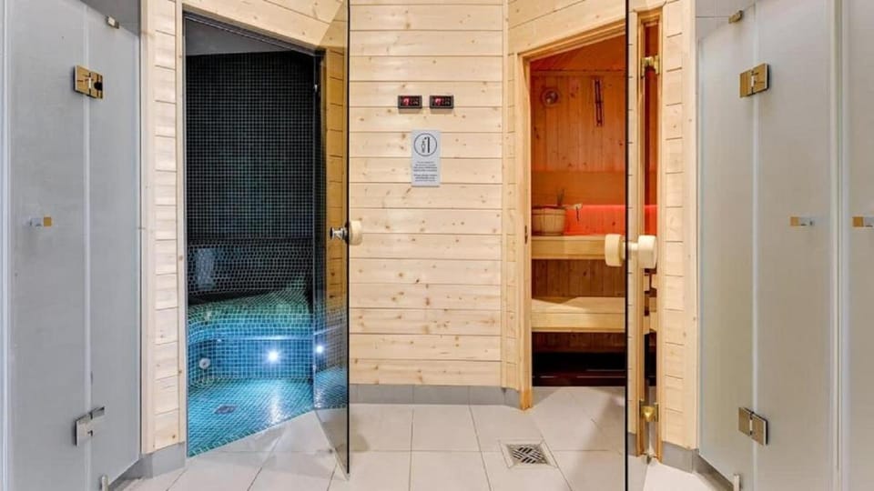 Sauna, Steam room, Photo of the whole room, Swimming pool