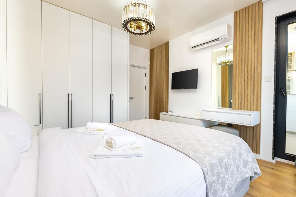 Bed, TV and multimedia, Photo of the whole room, Bedroom, Family, towels, air conditioner