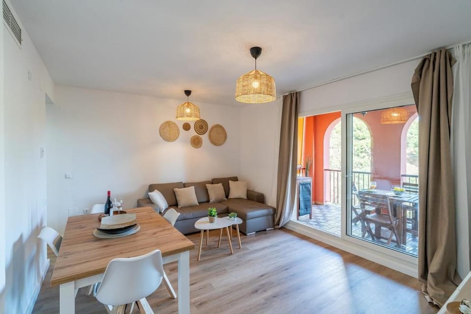 Golf View Apartment, 2 Bedrooms, 2 Bathrooms, Pools,Torrequebrada Apartment in Benalmadena