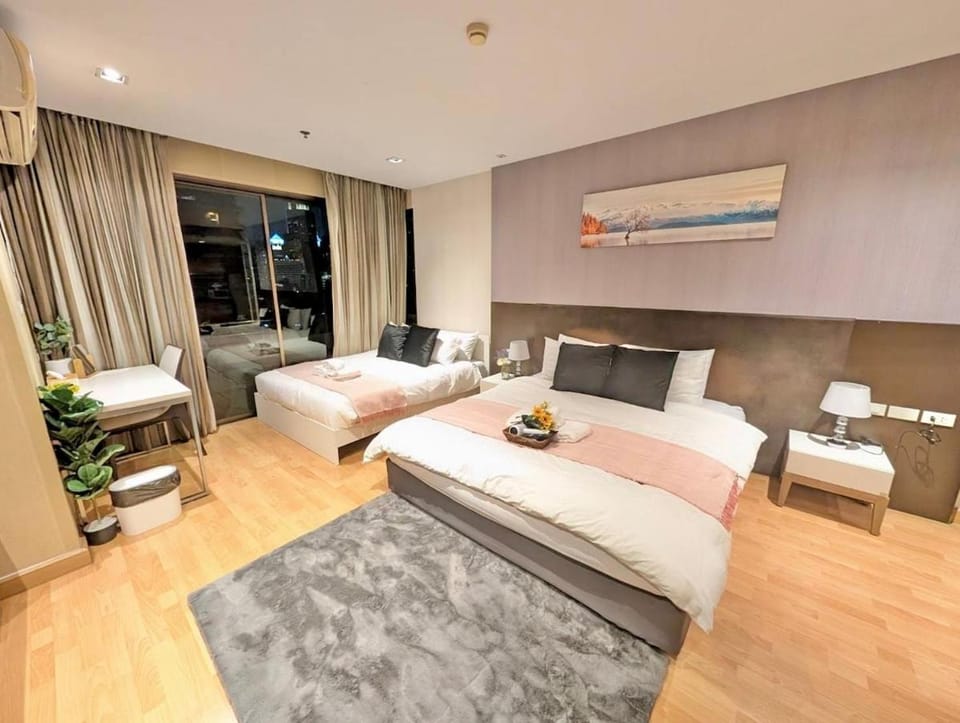 Spacious and Renovated 1-Bedroom 100m to Nana BTS - 55 sqm Apartment in Bangkok