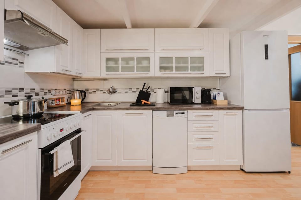 Coffee/tea facilities, Kitchen or kitchenette, dishwasher, oven, stove