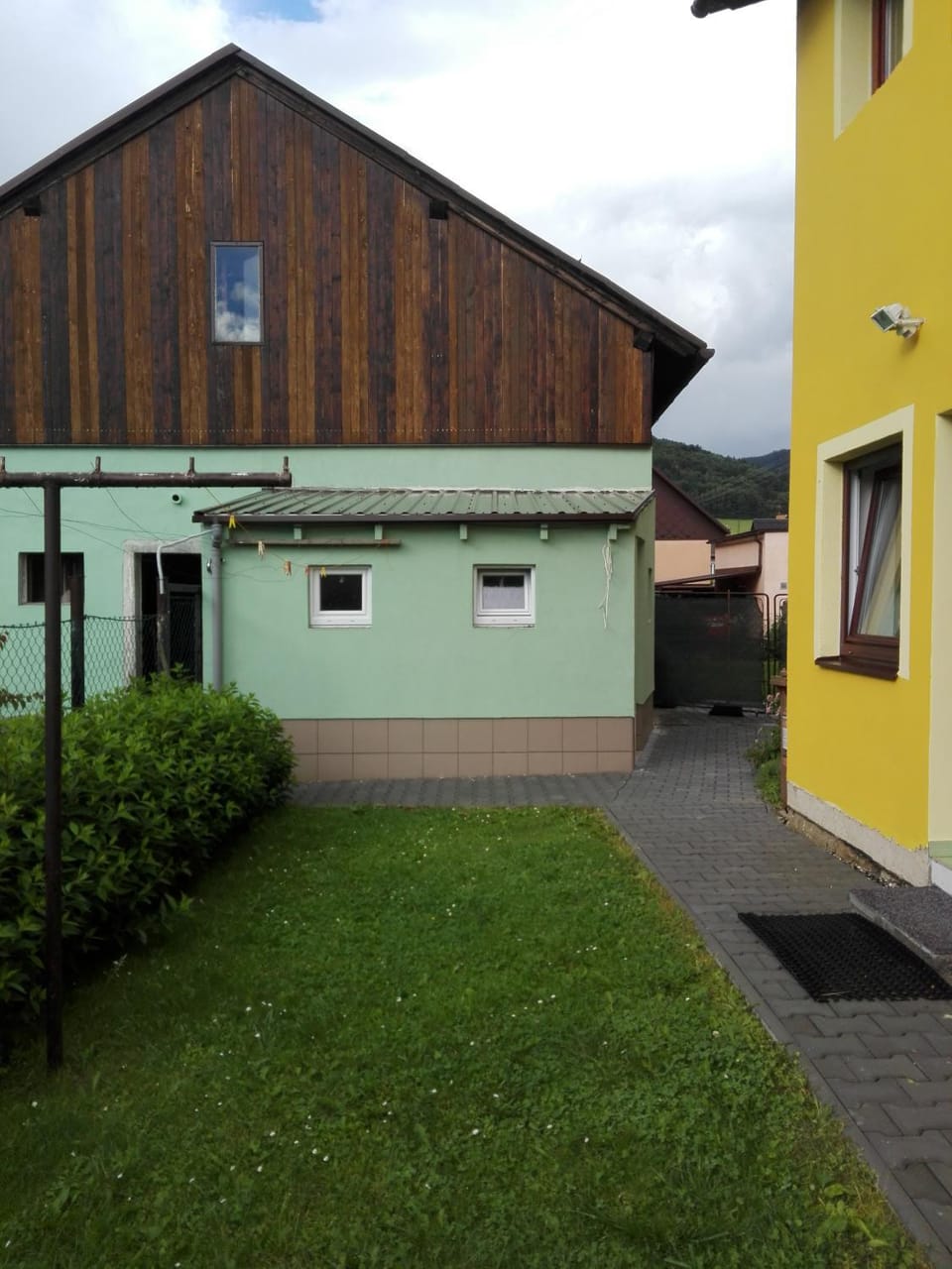 Facade/entrance, Area and facilities