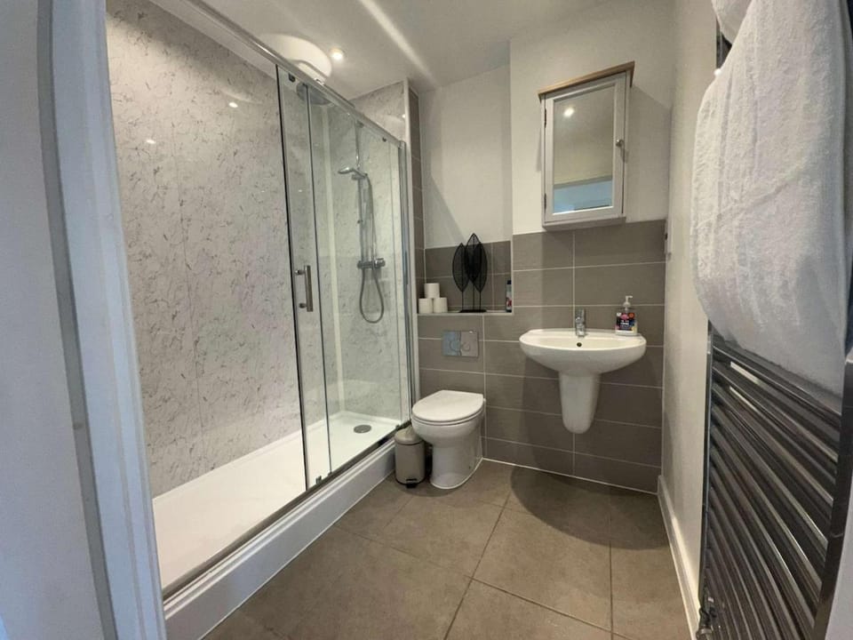 Luxury 1 bedroom, 1 bath apartment by MCF Apartment in Horley