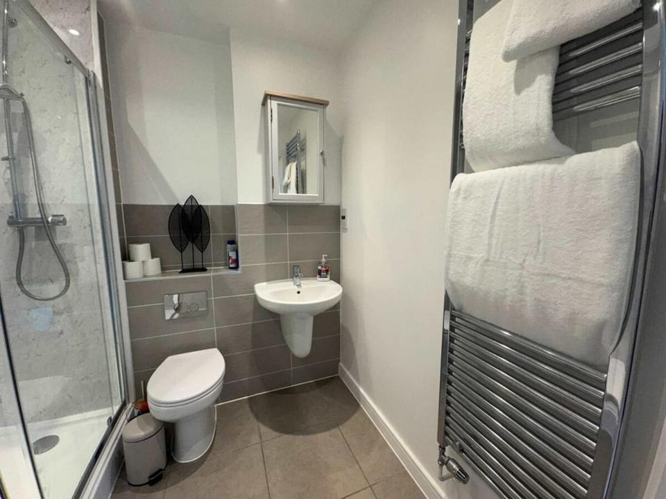 Luxury 1 bedroom, 1 bath apartment by MCF Apartment in Horley