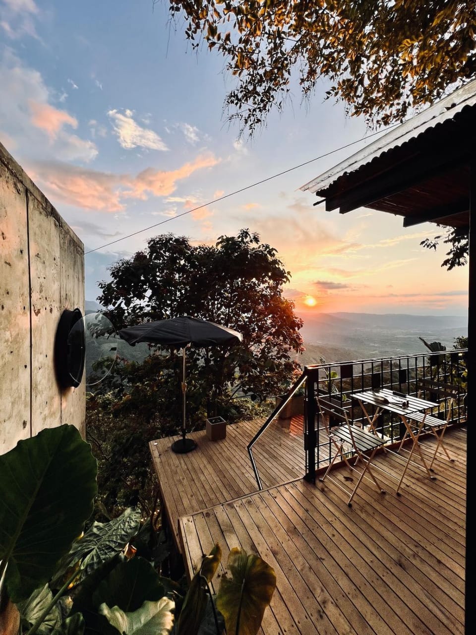 Nearby landmark, Day, Natural landscape, View (from property/room), Balcony/Terrace, Balcony/Terrace, Sea view, Sunrise, Sunset
