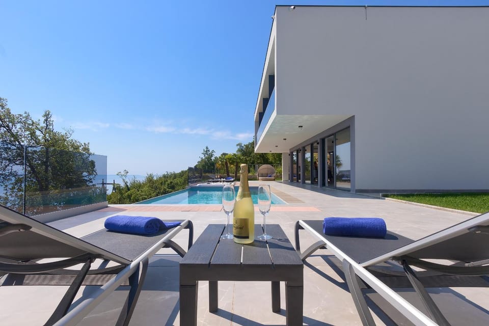 Balcony/Terrace, Pool view, Swimming pool, sunbed