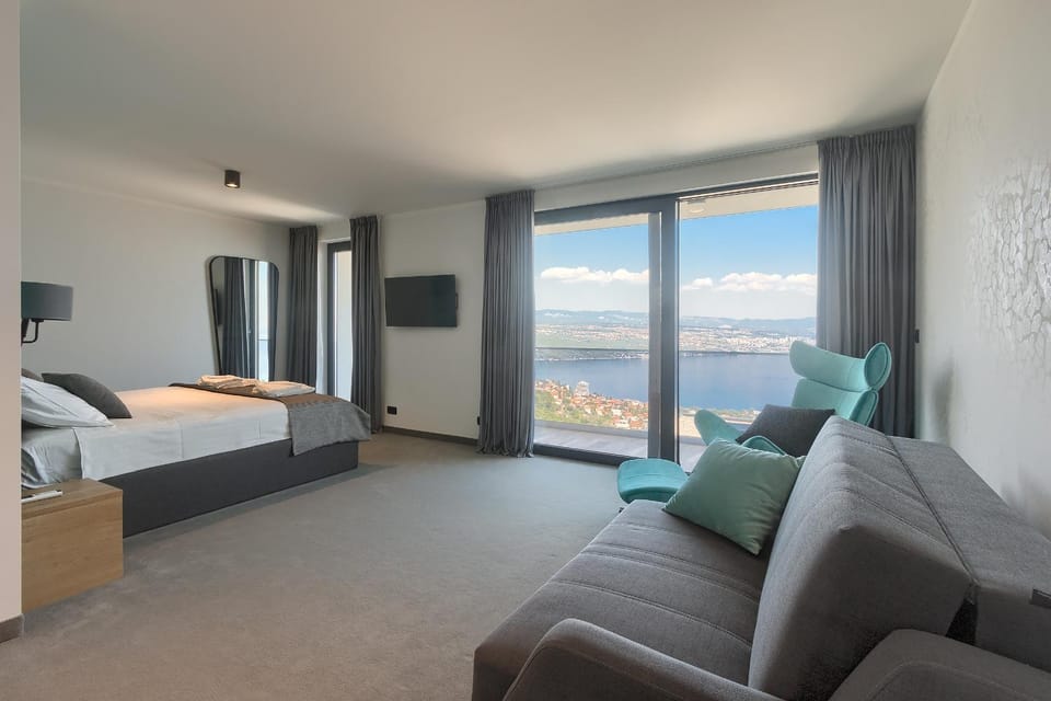 Bed, Seating area