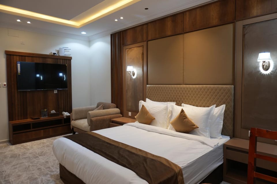 Bed, TV and multimedia, Living room, Photo of the whole room, Seating area, Bedroom, wardrobe