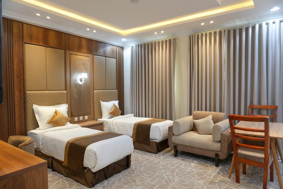Bed, Living room, Photo of the whole room, Seating area, Bedroom