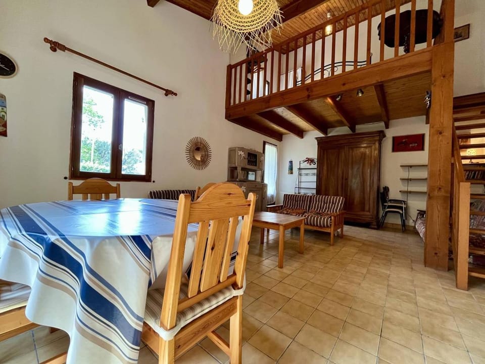 Seating area, Dining area