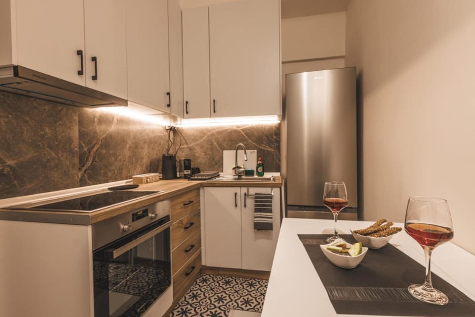 Coffee/tea facilities, Kitchen or kitchenette, oven, stove