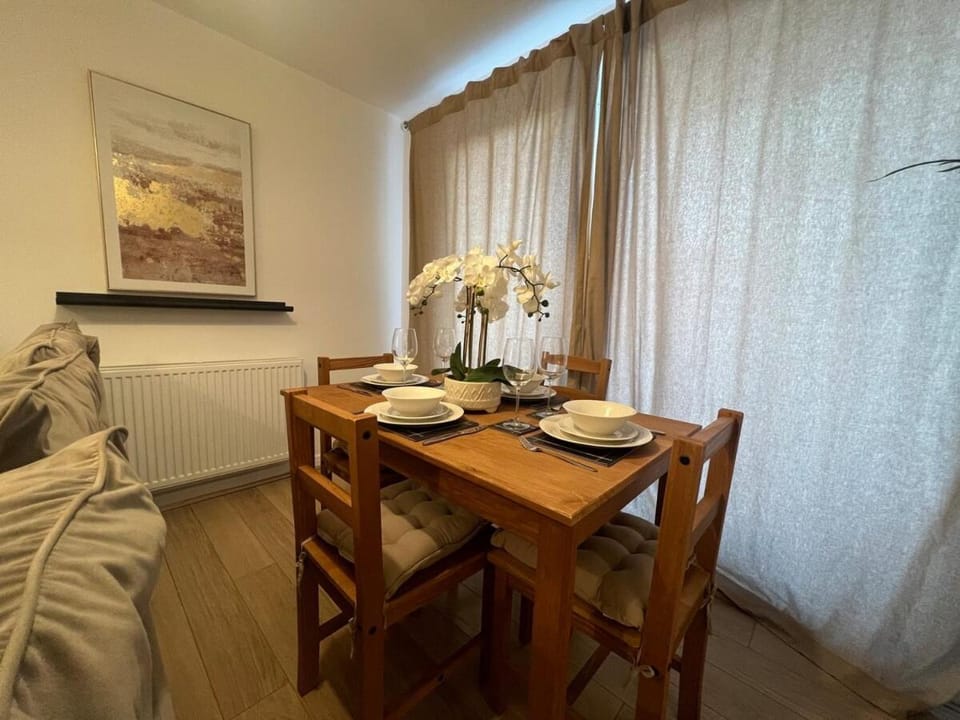 Spacious 2 Bed, 2 Bath Apartment by MCF Apartment in Horley
