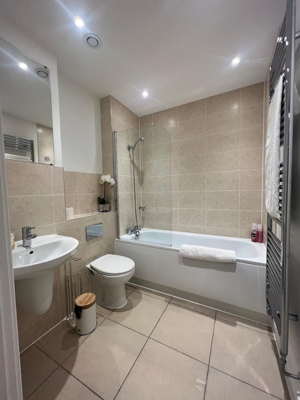 Spacious 2 Bed, 2 Bath Apartment by MCF Apartment in Horley
