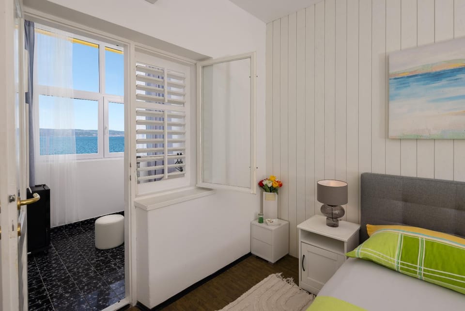 Bed, Seating area