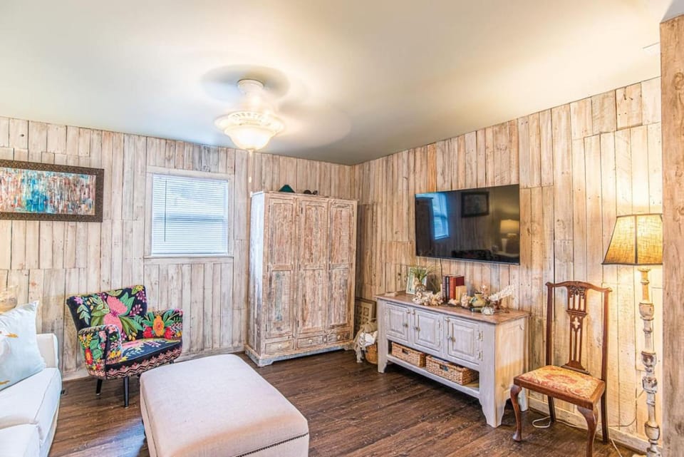 Communal lounge/ TV room, TV and multimedia, Living room, Seating area, Evening entertainment