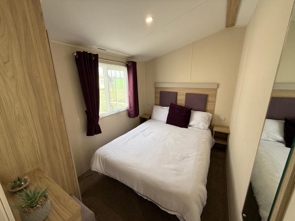 Sunnymede B6 with hot tub- 4 bedrooms - 2 doubles & 2 toilets - sleeps upto 10 - Fantasy Island - pet friendly, WiFi, central heating - Meadow Lakes Caravan & Lodge Hire Apartment in Ingoldmells