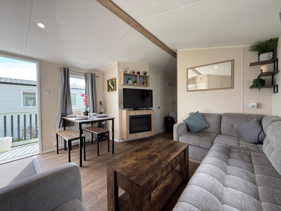 Sunnymede B6 with hot tub- 4 bedrooms - 2 doubles & 2 toilets - sleeps upto 10 - Fantasy Island - pet friendly, WiFi, central heating - Meadow Lakes Caravan & Lodge Hire Apartment in Ingoldmells