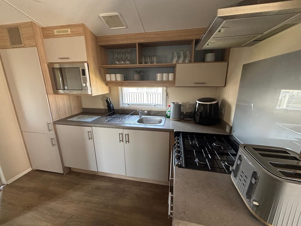 Sunnymede B6 with hot tub- 4 bedrooms - 2 doubles & 2 toilets - sleeps upto 10 - Fantasy Island - pet friendly, WiFi, central heating - Meadow Lakes Caravan & Lodge Hire Apartment in Ingoldmells