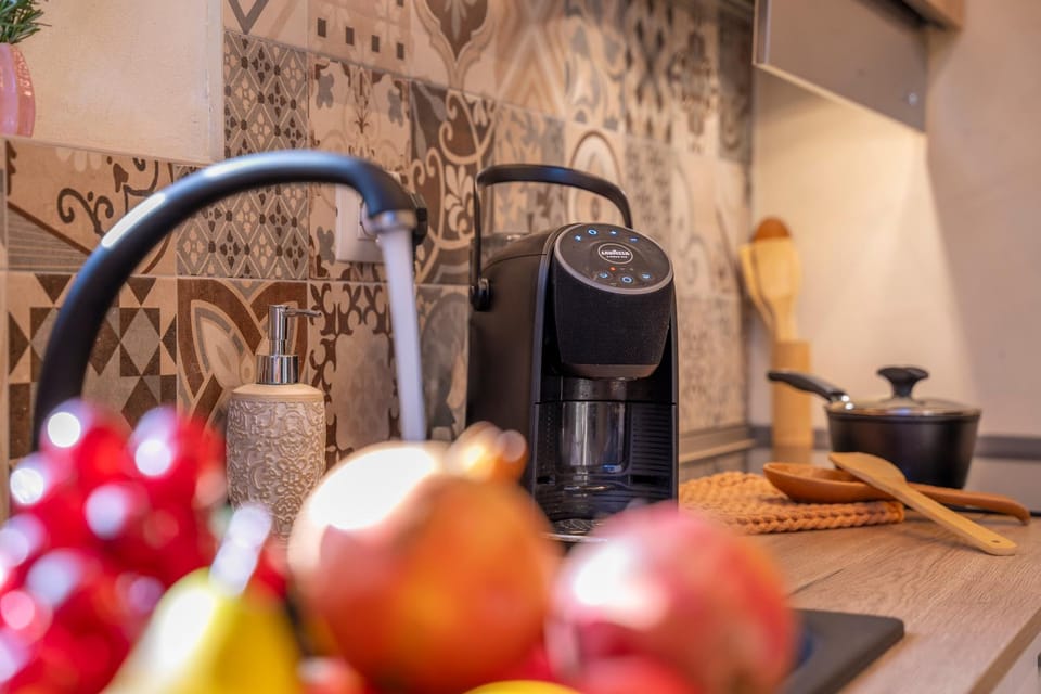 Coffee/tea facilities, Kitchen or kitchenette, stove