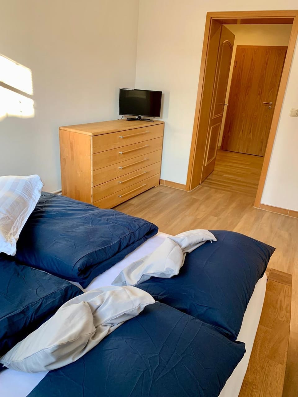 Bed, TV and multimedia, Photo of the whole room, Bedroom, towels, wardrobe
