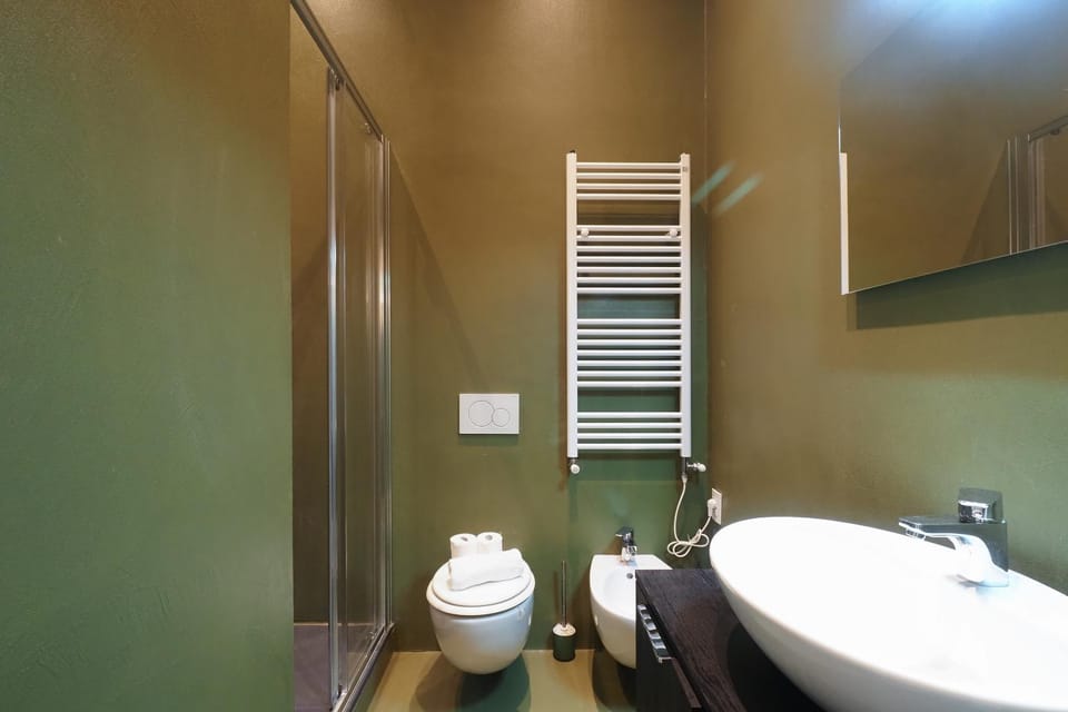 Shower, Toilet, Bathroom, towels
