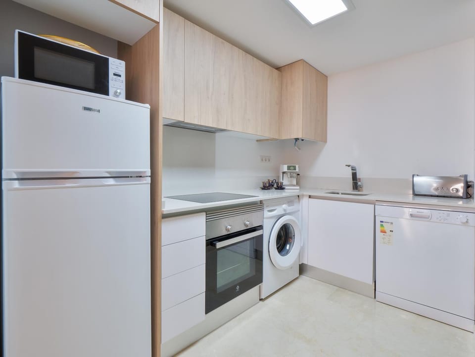 Coffee/tea facilities, oven, stove
