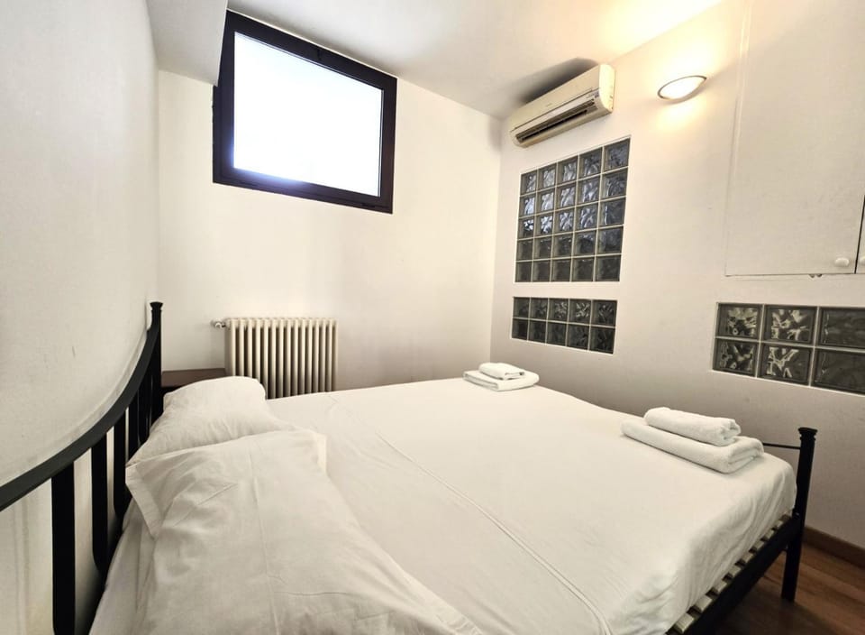 Bed, Bedroom, air conditioner