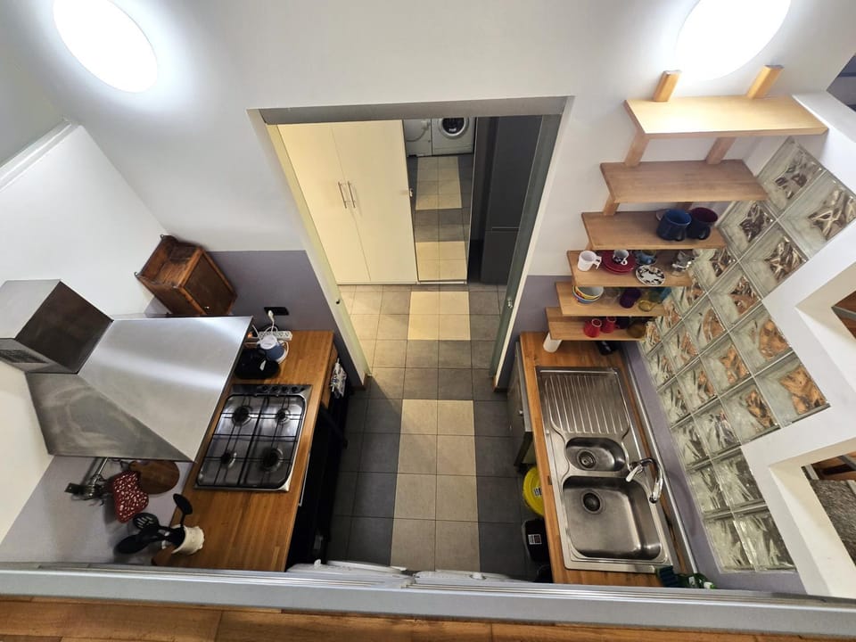 Kitchen or kitchenette, dishwasher, stove