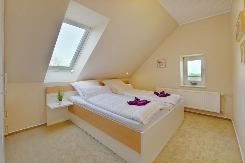 Bed, Photo of the whole room, Bedroom, River view, heating, internet, towels, wardrobe