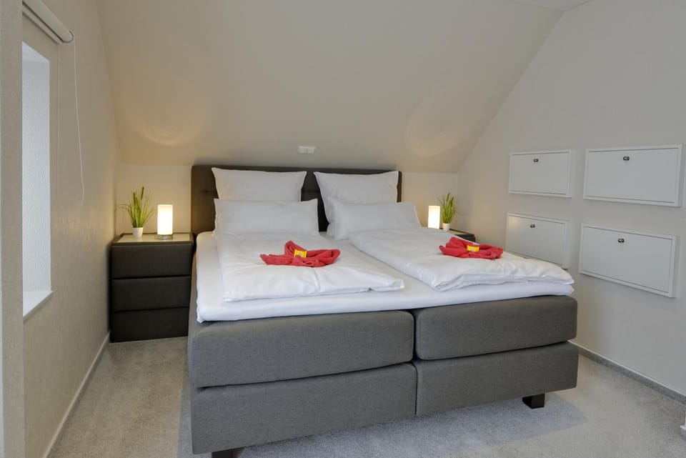 Bed, Photo of the whole room, Bedroom, heating, towels, wardrobe