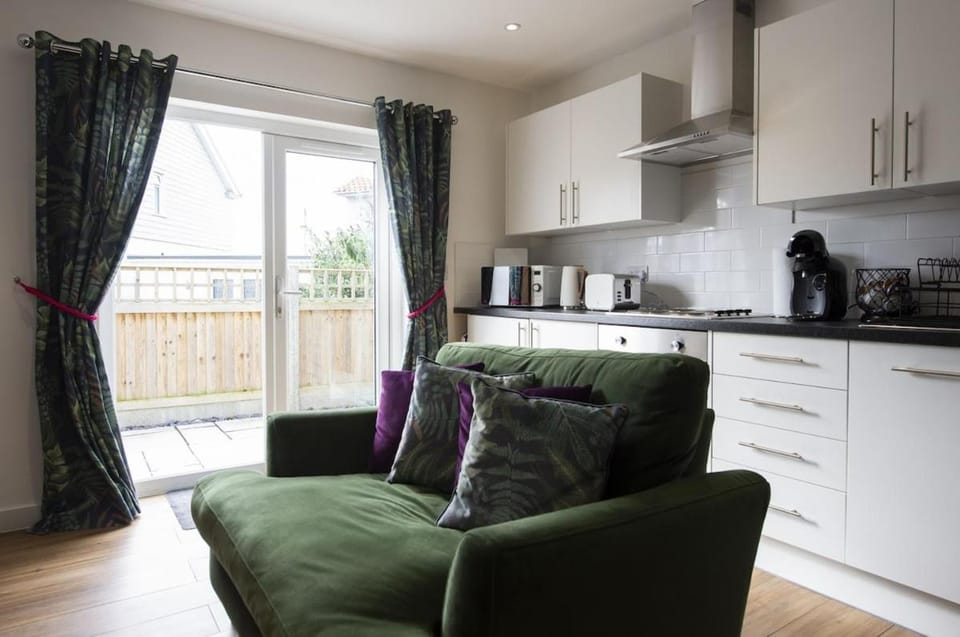 Kitchen or kitchenette, Living room, Seating area, Dining area